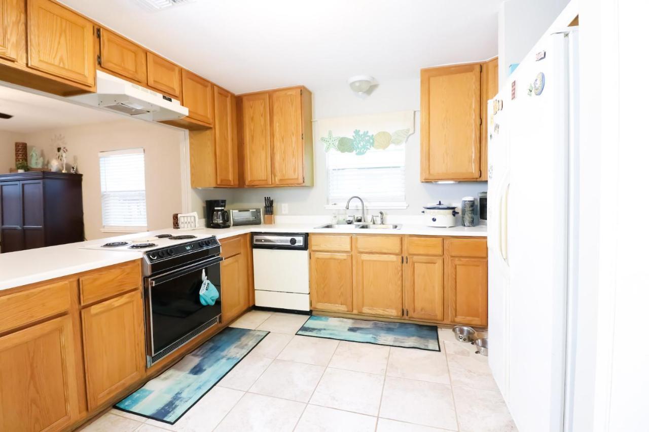 Sunny Daze Walk To Beach 2 Decks Pet Friendly Has A Mini Bar Galveston Eksteriør billede
