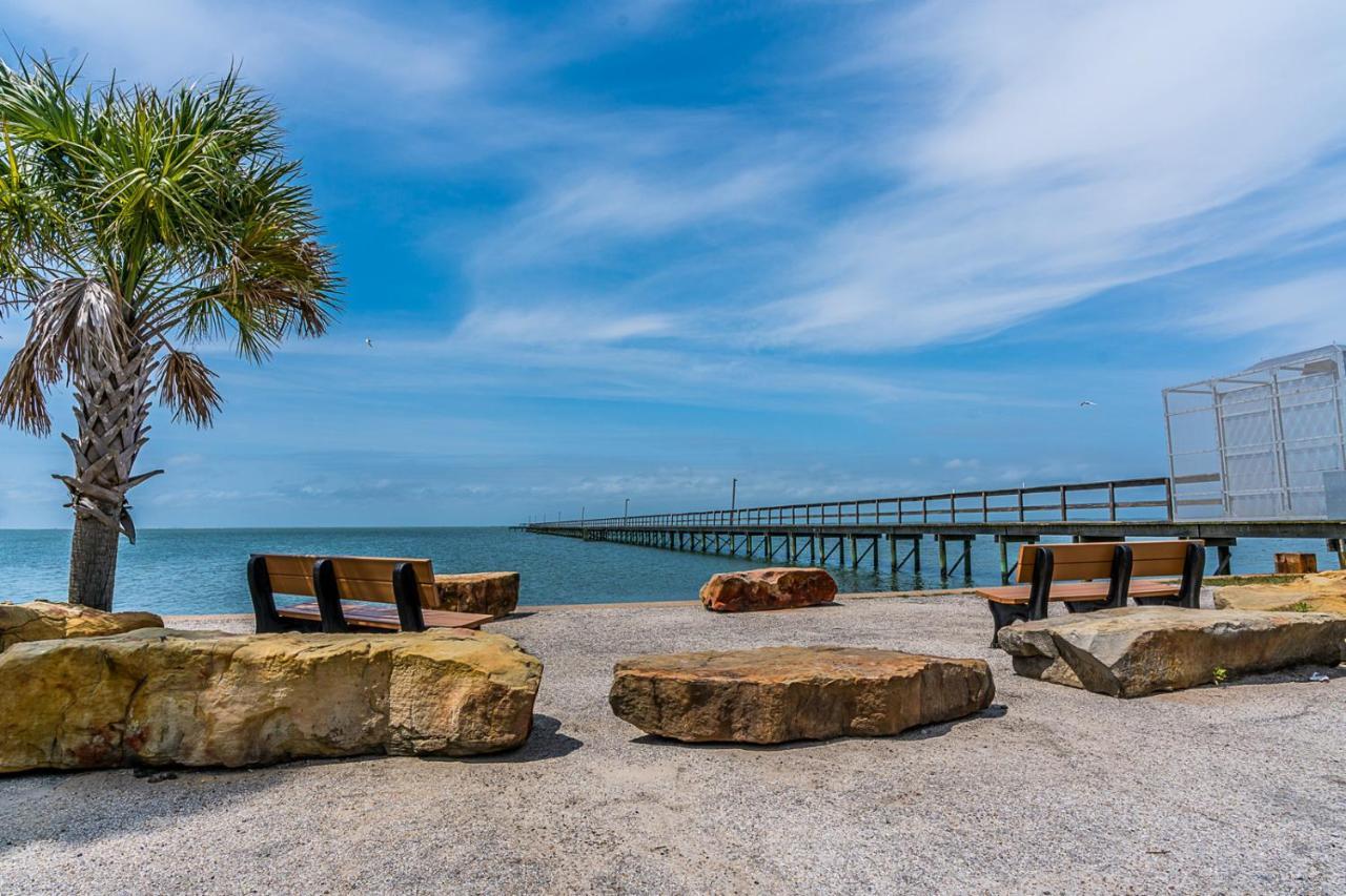 Sunny Daze Walk To Beach 2 Decks Pet Friendly Has A Mini Bar Galveston Eksteriør billede